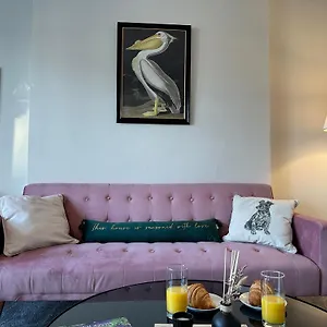 Charming & Cozy Richmond Retreat Twickenham